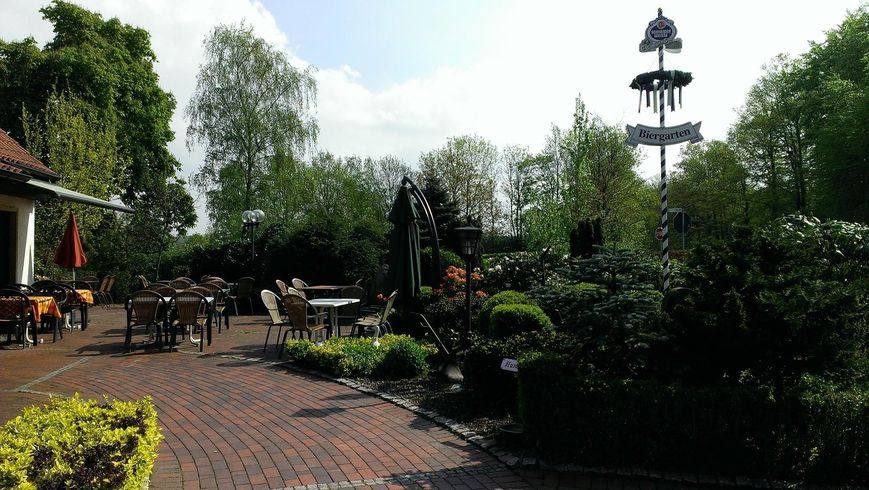 Der Biergarten mit Tischen und Stühlen