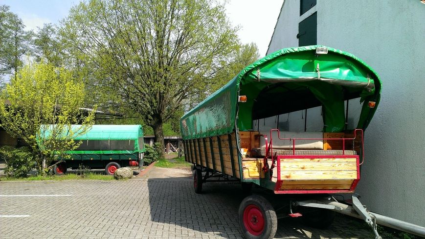 Ein Planwagen des Gasthauses