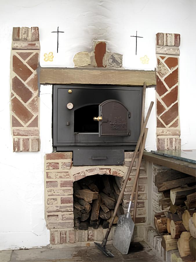 Der mit Holz betriebene Ofen des Gasthauses